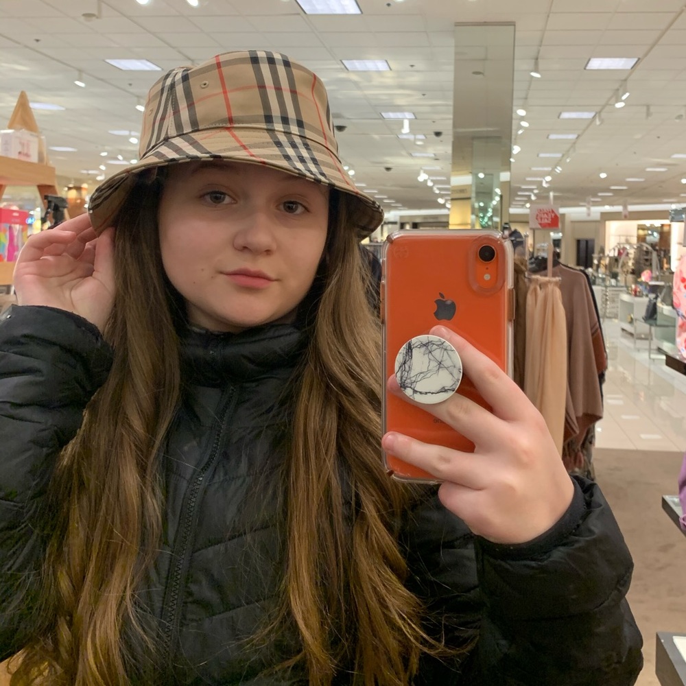 Meet your Posher, Eva